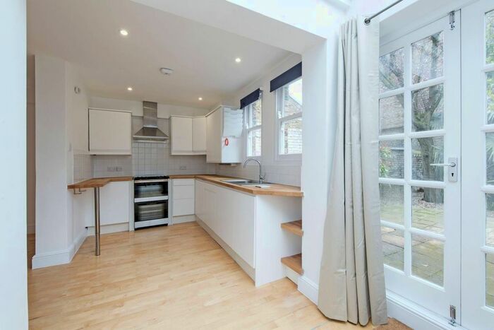 2 Bedroom Flat To Rent In New Kings Road, Fulham, London, SW6