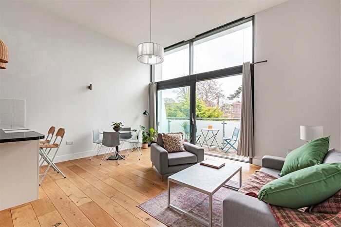 2 Bedroom Flat For Sale In Clarence Lane, Richmond Park, SW15