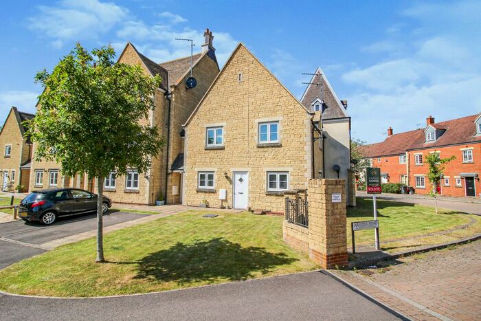 2 Bedroom Maisonette To Rent In Ariadne Road, Oakhurst, Swindon, SN25