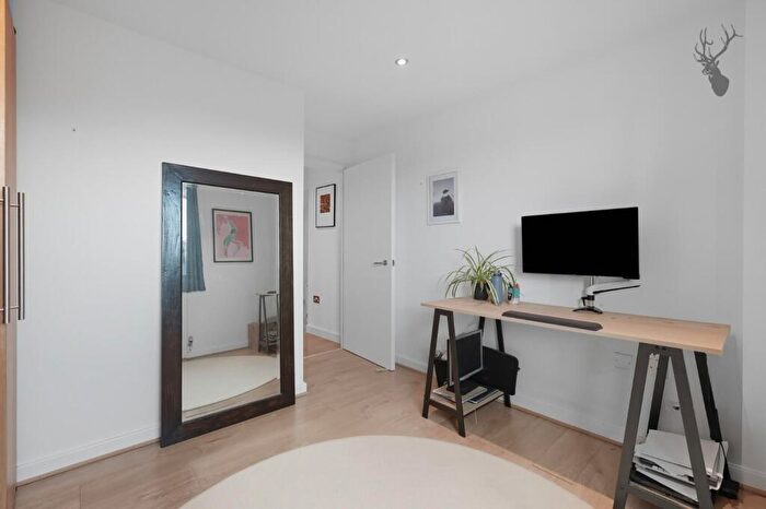 2 Bedroom Apartment For Sale In Globe Road, Stepney Green, E1