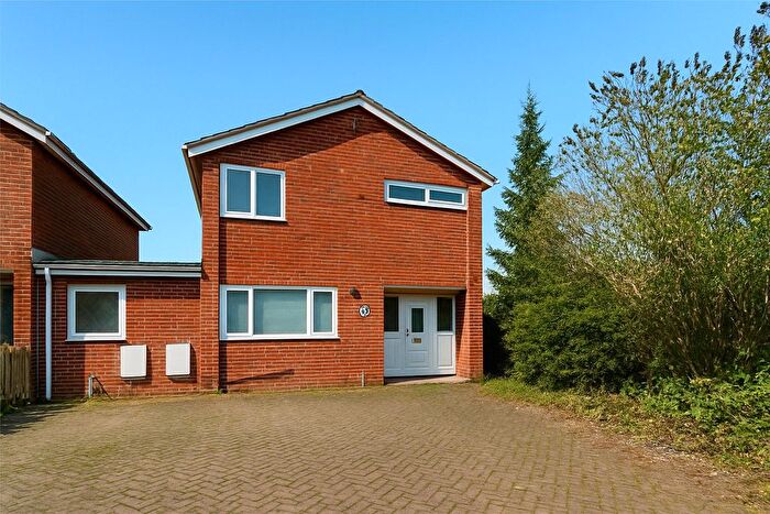 4 Bedroom Link Detached House For Sale In Galsworthy Drive, Caversham, Reading, Berkshire, RG4