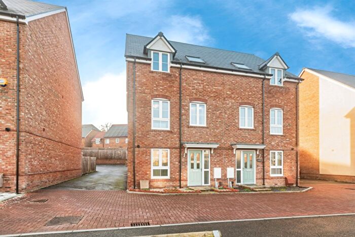 4 Bedroom Semi Detached House For Sale In Saunders Way, Basingstoke, RG23