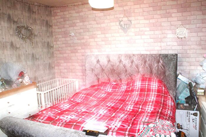 3 Bedroom Terraced House For Sale In Lister Avenue, Bradford, BD4