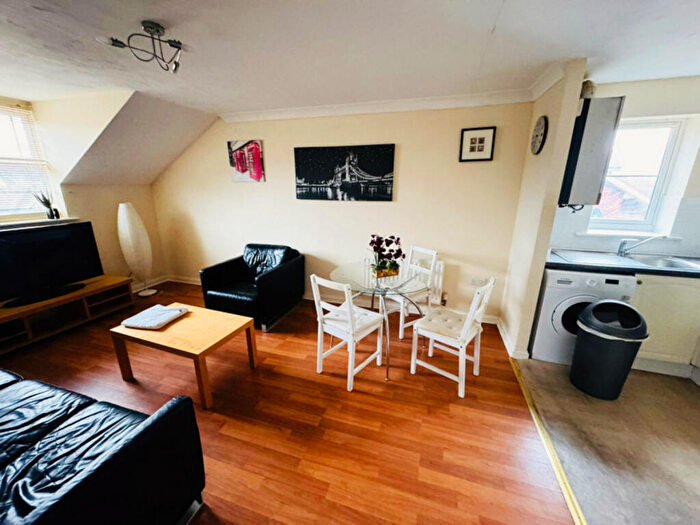 2 Bedroom Flat To Rent In Iliffe Close, Reading, RG1