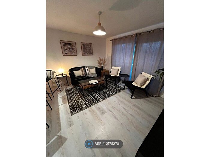 2 Bedroom Flat To Rent In Commodore Court, Nottingham, NG8