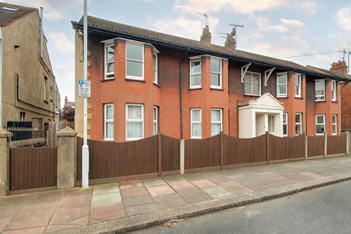 3 Bedroom Flat For Sale In Westbourne Avenue, Gaisford, Worthing, BN14