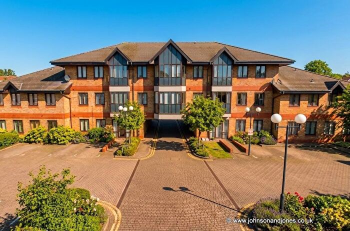 3 Bedroom Flat For Sale In Hanworth Lane, Chertsey, KT16