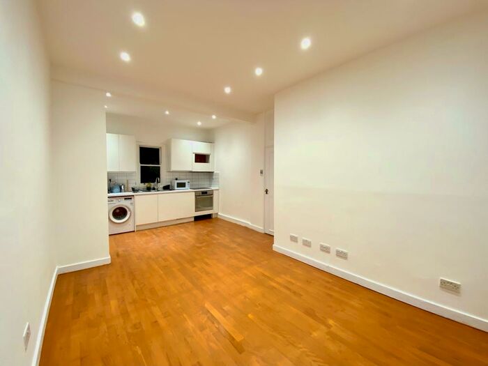 2 Bedroom Apartment To Rent In Ifield Road, Chelsea, London, SW10