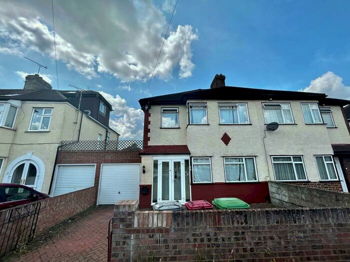 3 Bedroom Link Detached House To Rent In Slough, Berkshire, SL2