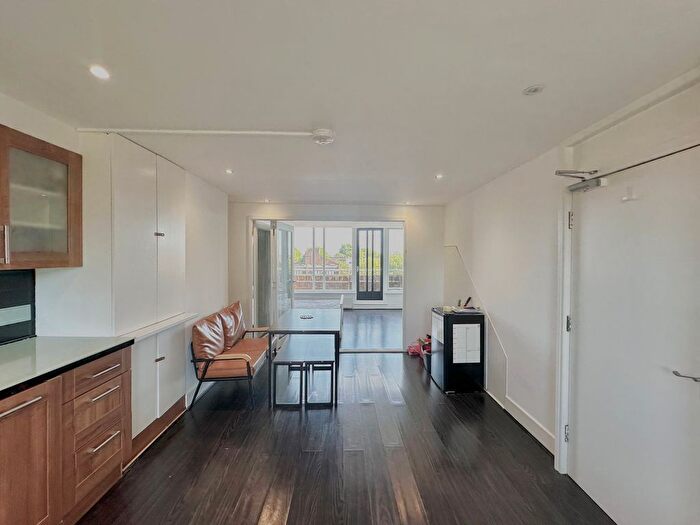 2 Bedroom Flat To Rent In Chesterton Square, London, W8
