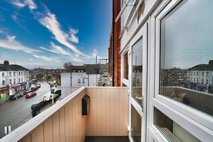 3 Bedroom Flat For Sale In Bell Lane, London, NW4