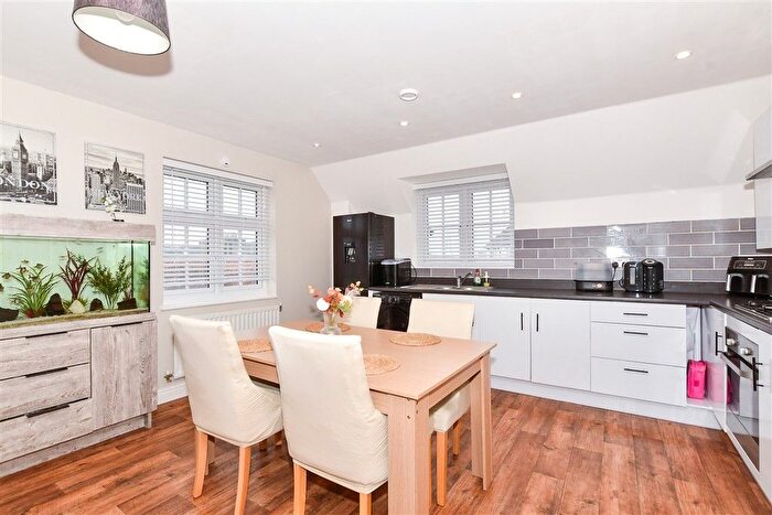 2 Bedroom Flat For Sale In Limeburners Drive, Halling, Kent, ME2