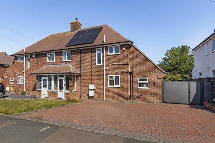 3 Bedroom Semi-Detached House For Sale In Huntingfield Road, Meopham, DA13