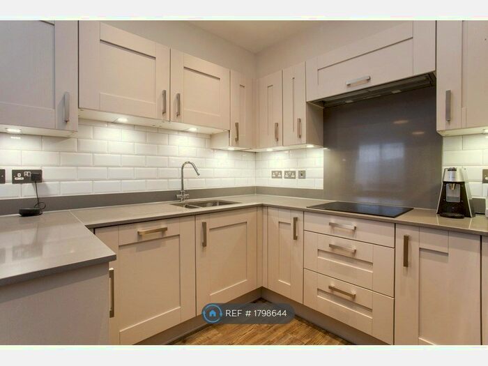 2 Bedroom Flat To Rent In Queens Place, Guildford, GU2