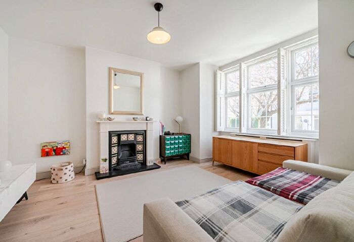 2 Bedroom Flat For Sale In Tamworth Street, Fulham, London, SW6
