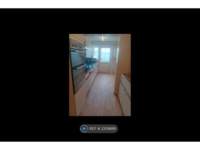 3 Bedroom Semi-Detached House To Rent In Yeomans Mews, Hounslow, TW7