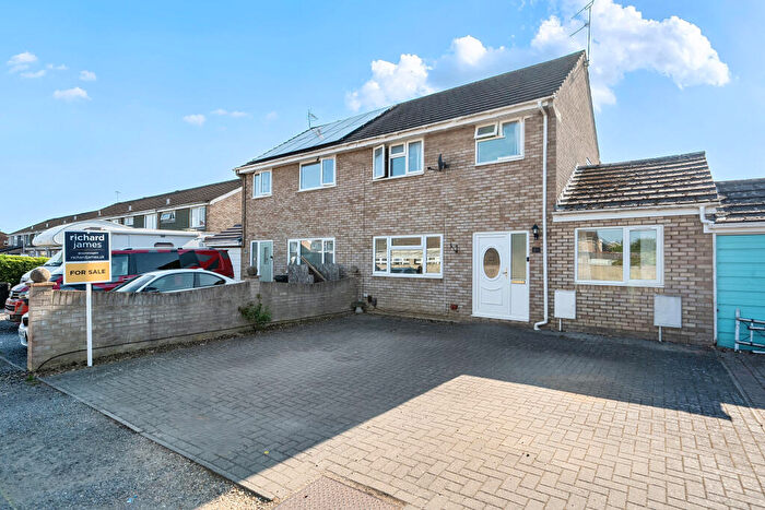 3 Bedroom Semi Detached House For Sale In Rowan Road, Rodbourne Cheney, Swindon, SN2