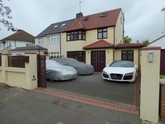 5 Bedroom Semi-Detached House To Rent In Courtlands Avenue, Langley SL3