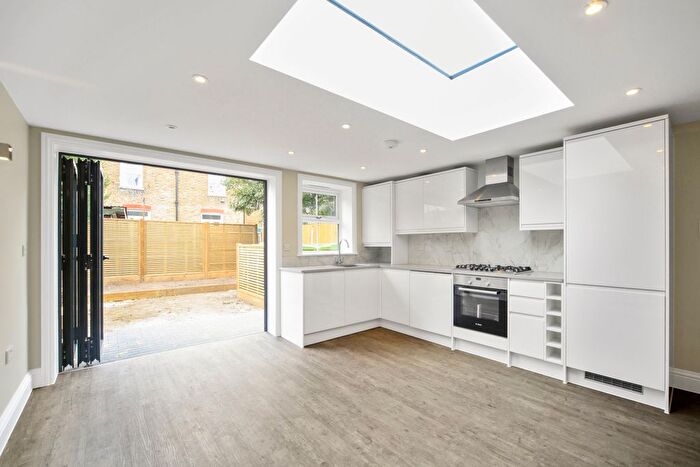 2 Bedroom Flat To Rent In Replingham Road, London, SW18