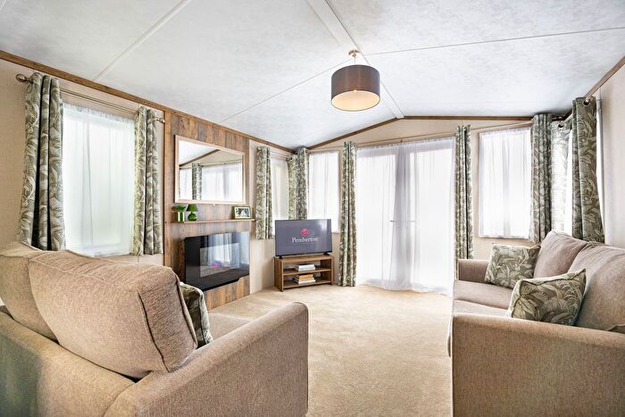 2 Bedroom Mobile/park Home For Sale In East Heslerton, Malton, YO17