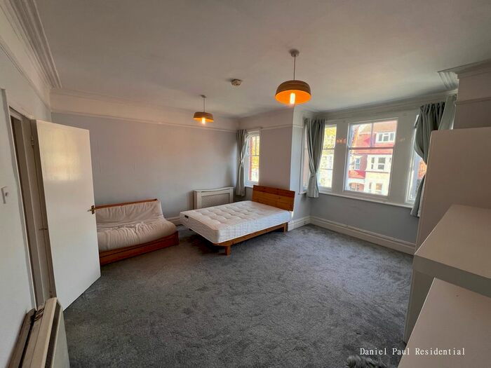 Studio To Rent In Melrose Avenue, London, NW2