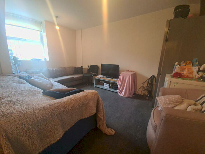 2 Bedroom House To Rent In Ash Grove, Leeds, LS6