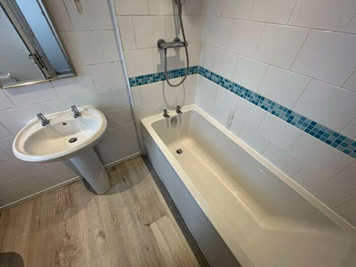 2 Bedroom Flat To Rent In Part Furnished Bedroom First Floor Flat To Rent, Cricklade Road, Gorse Hill, SN2