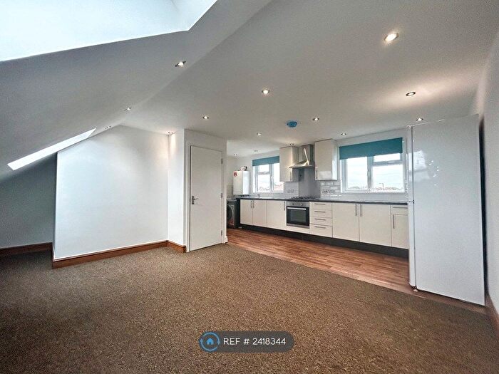 3 Bedroom Maisonette To Rent In Hedge Lane, Enfield, N13