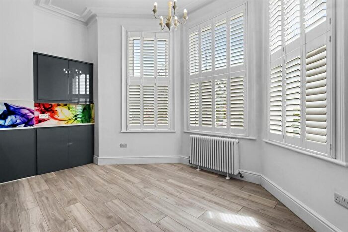 2 Bedroom Flat For Sale In Upperton Gardens, Eastbourne, BN21