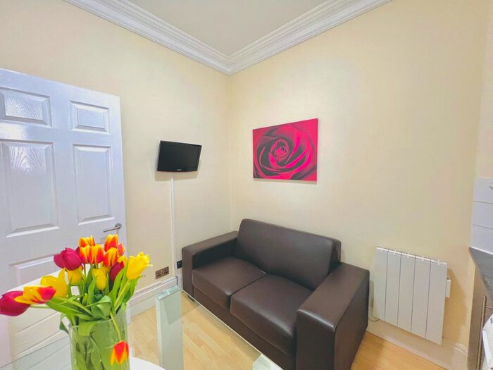 1 Bedroom Flat To Rent In White Horse Street, London, W1J