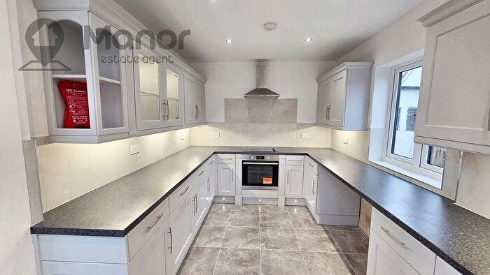 4 Bedroom Bungalow To Rent In Lodge Lane, Collier Row, RM5