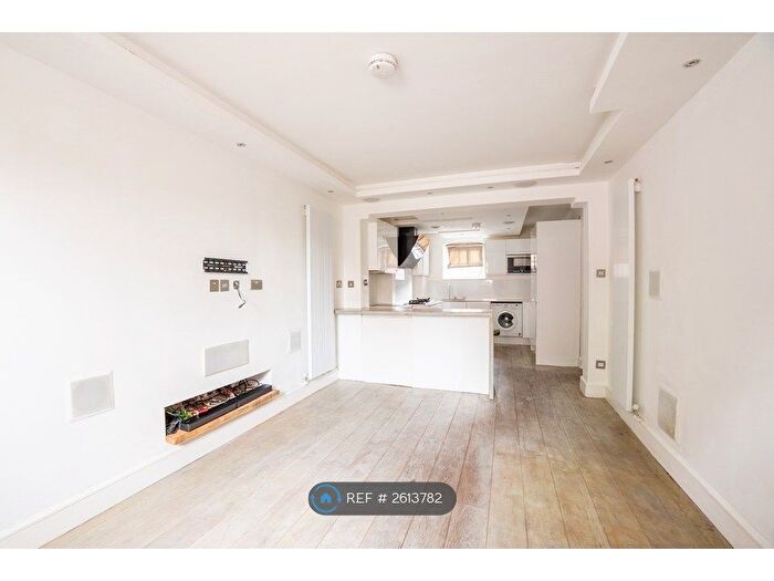 3 Bedroom Flat To Rent In Perry Vale, London, SE23