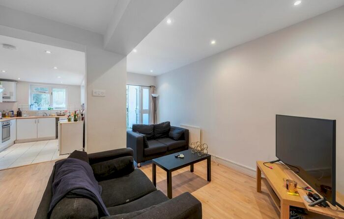2 Bedroom Flat To Rent In Wandsworth Road, London, SW8