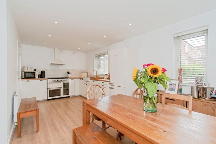 3 Bedroom Detached House For Sale In Sycamore Drive, Castleford, WF10