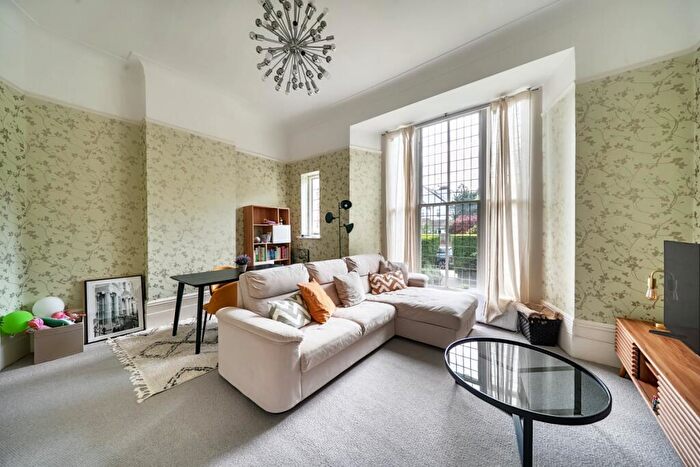 3 Bedroom Flat To Rent In Haringey Park London, N8