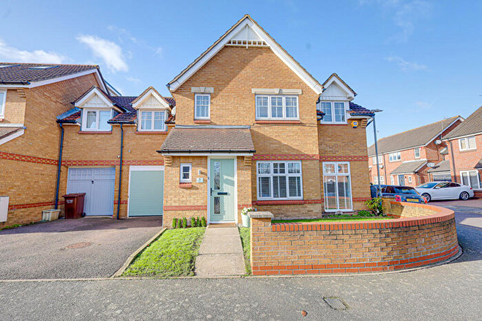 3 Bedroom Semi-Detached House For Sale In Romsey Close, Benfleet, SS7