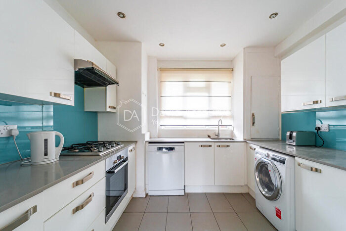 2 Bedroom Maisonette To Rent In Lofting Road, Islington, London, N1