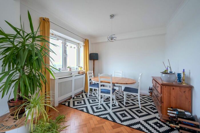 2 Bedroom Flat To Rent In Upper Richmond Road, West Putney, London, SW15