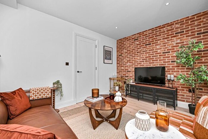 3 Bedroom Terraced House For Sale In Morris Road, London, E14