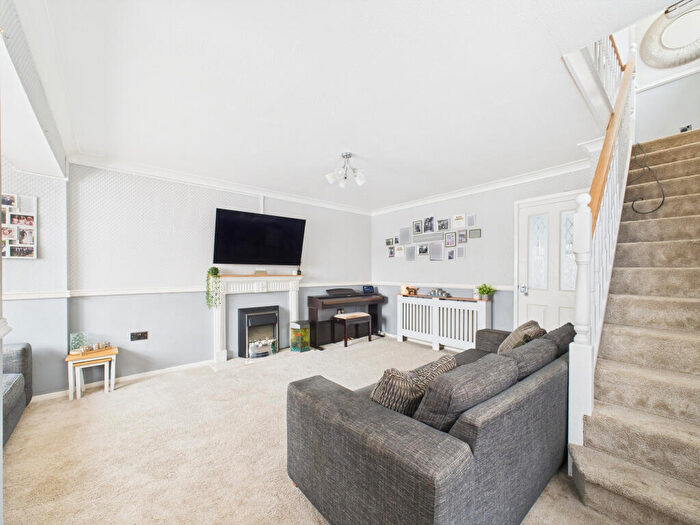 3 Bedroom Semi-Detached House For Sale In Ingleby Close, Hull, HU8