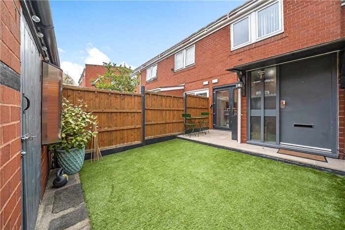 3 Bedroom Maisonette For Sale In Mortlock Close, London, SE15