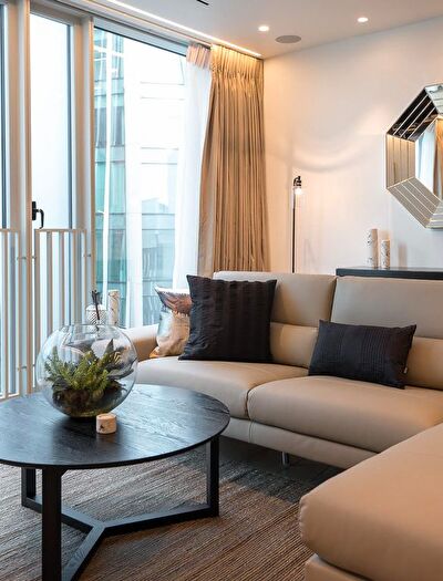 2 Bedroom Flat To Rent In Buckingham Palace Road, London, SW1W