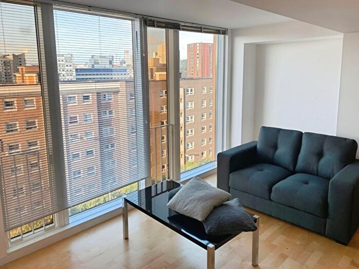 2 Bedroom Flat To Rent In Saxton Gardens, The Avenue, Leeds, West Yorkshire, LS9