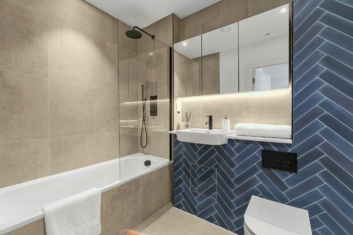 2 Bedroom Apartment For Sale In Water's Edge Court, Yeo Street, London, E3