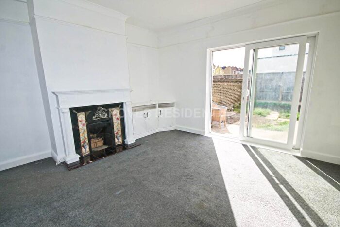 1 Bedroom Flat To Rent In Dukes Avenue, New Malden, KT3