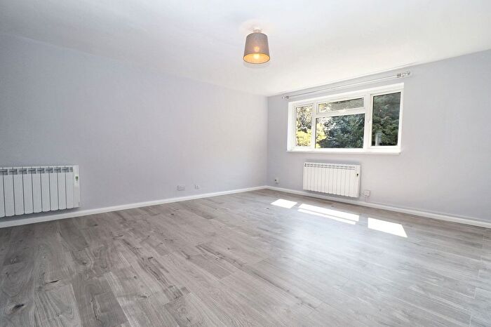 2 Bedroom Flat To Rent In Chenies Close, Tunbridge Wells, TN2