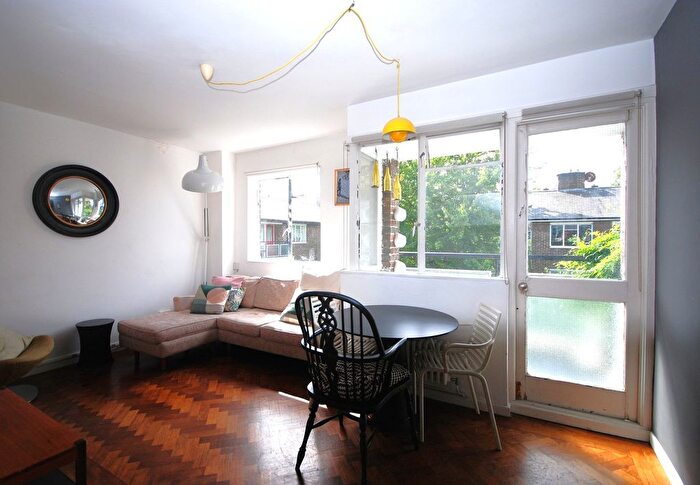 2 Bedroom Maisonette For Sale In Hackford Rd, Oval, SW9