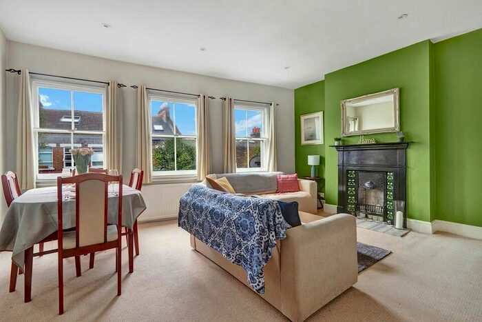 2 Bedroom Flat To Rent In Heyford Avenue, London, SW8