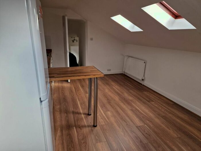 2 Bedroom Flat To Rent In Longley Road, London, SW17