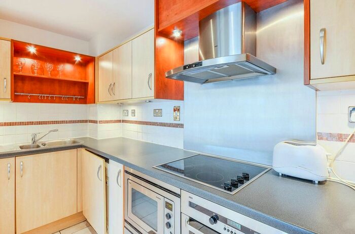 2 Bedroom Flat To Rent In Smugglers Way, Wandsworth, London, SW18